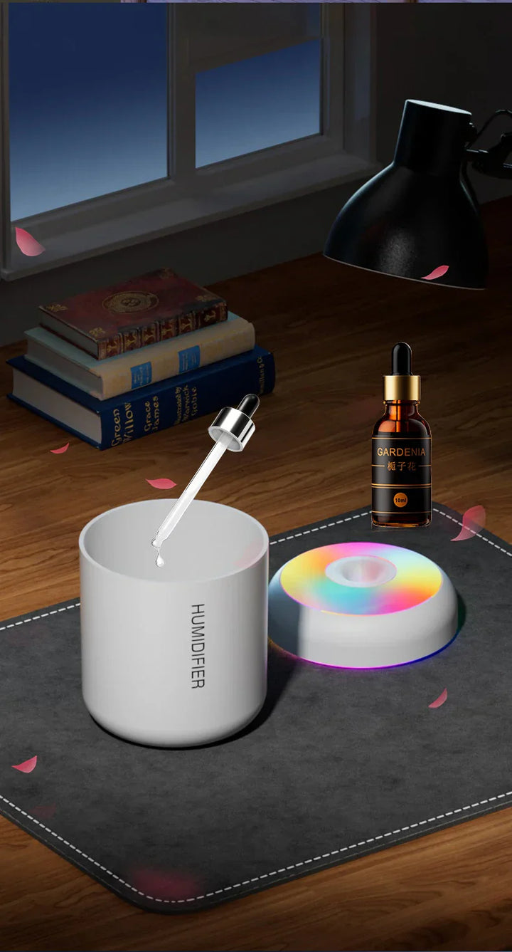Luftbefeuchter mit LED-Licht, weiß, Aromatherapie-Öl, Holzunterlage, modernes Design.