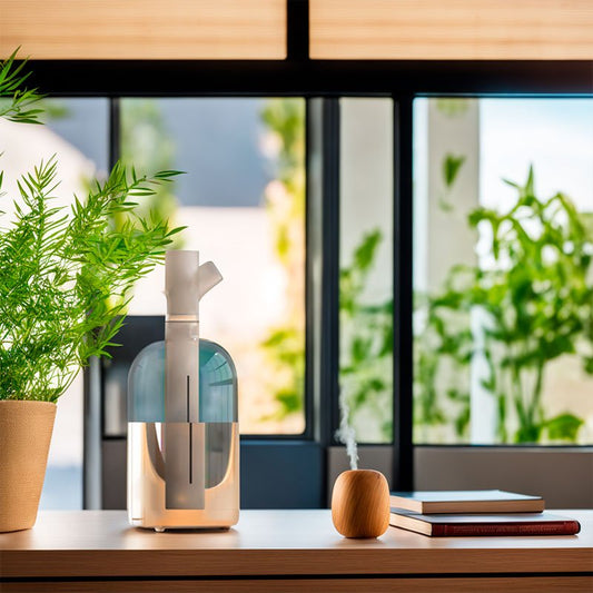 Moderner Luftbefeuchter auf Holztisch, umgeben von Pflanzen, vor großen Fenstern.