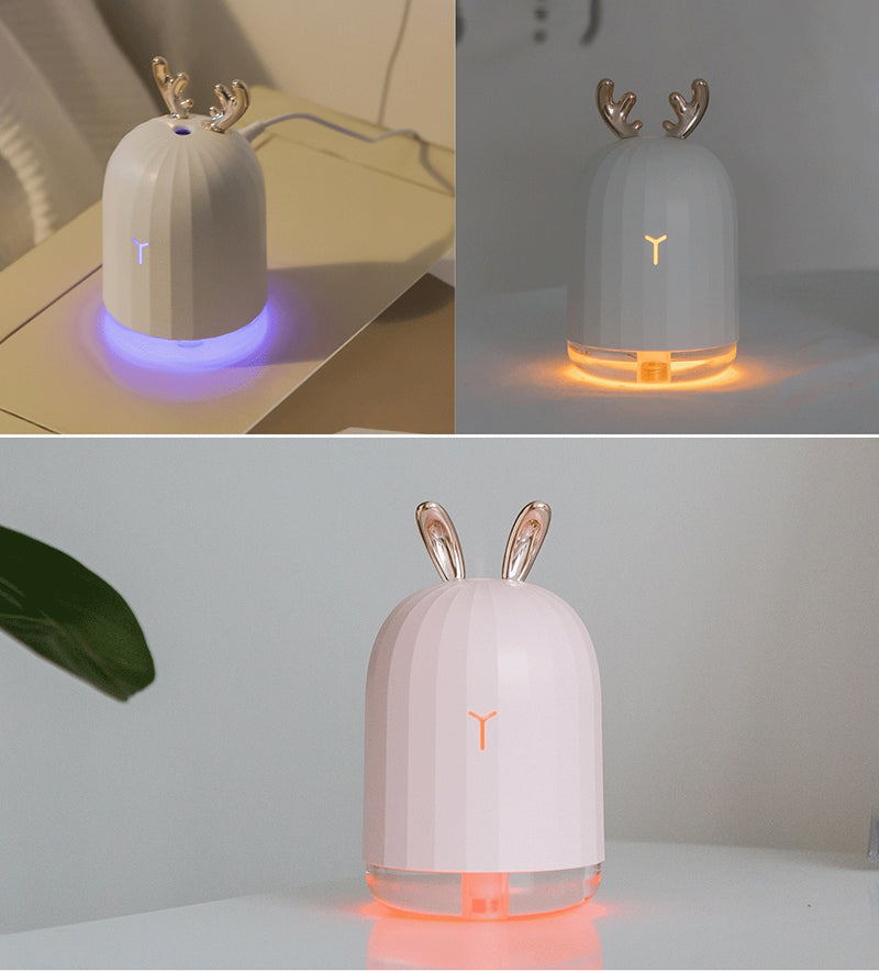 Weißer Luftbefeuchter mit goldenen Rentiergeweihen, LED-Licht, USB-betrieben, modernes Design.