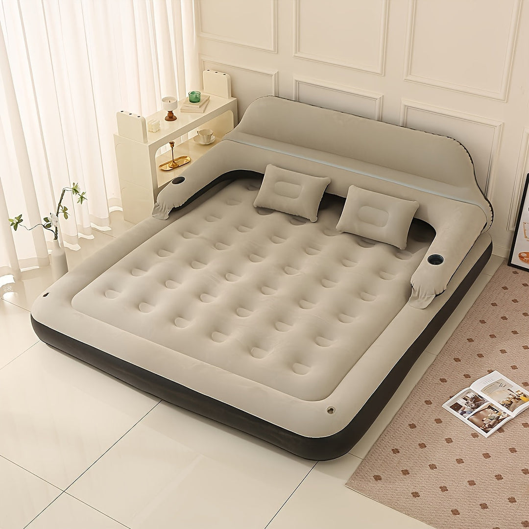 Aufblasbares Bett mit Kopfteil, beige, Doppelbett, integrierte Kissen, Wohnzimmer, modern.