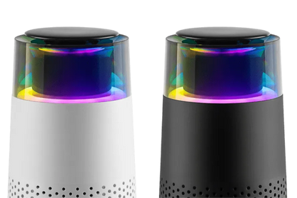 Zwei smarte Lautsprecher, weiß und schwarz, mit LED-Beleuchtung, moderne Technologie.