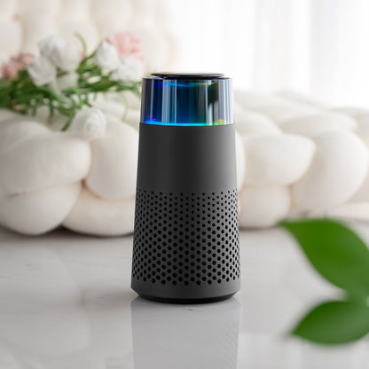 Schwarzer Bluetooth-Lautsprecher mit LED-Licht, modernem Design, auf Marmortisch.