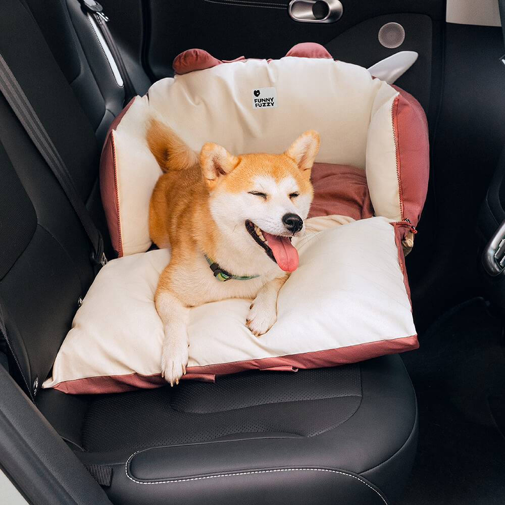 Hundebett mit Bärenohren im Auto, beige-rot, für Haustiersicherheit und Komfort während der Fahrt.