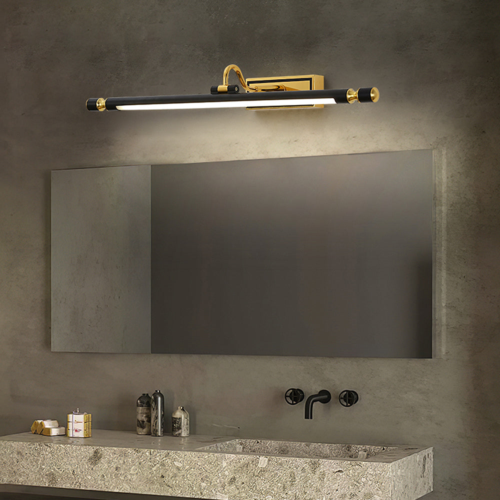 Luxuriöse goldene Spiegelleuchte über modernem Badezimmer-Spiegel auf grauer Wand.