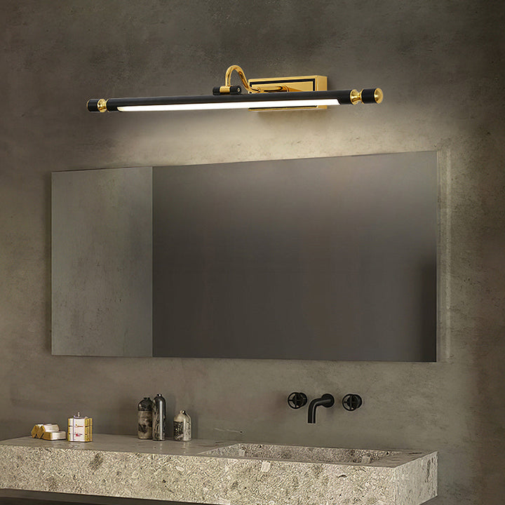 Luxuriöse goldene Spiegelleuchte über modernem Badezimmer-Spiegel auf grauer Wand.