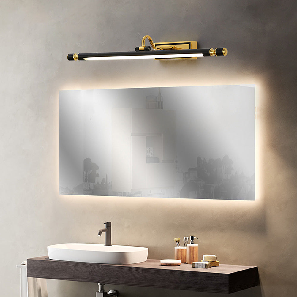 Luxuriöse goldene Spiegelleuchte über modernem Badezimmerwaschbecken.