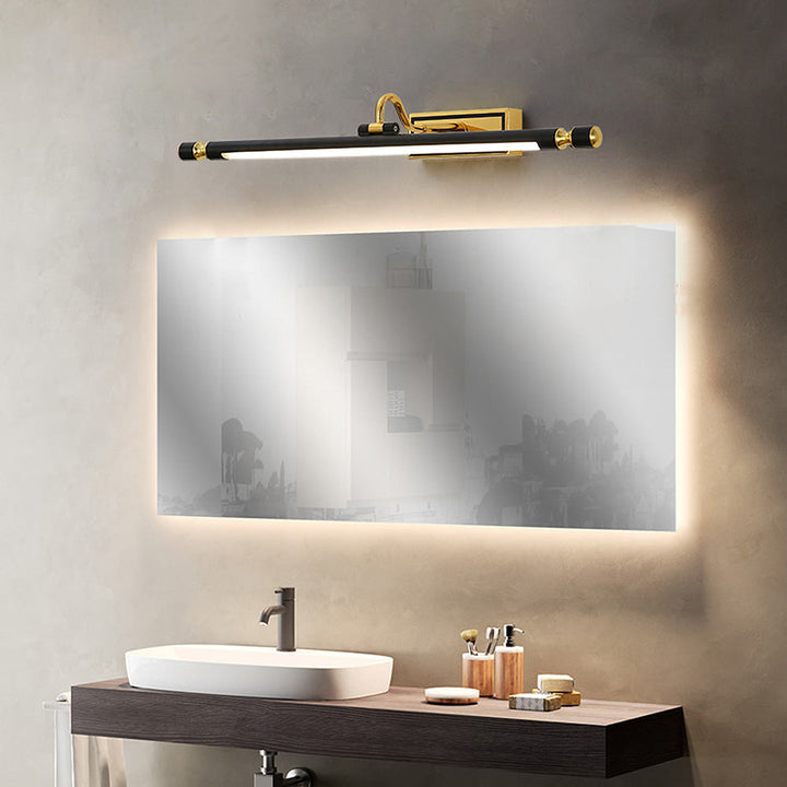 Luxuriöse goldene Spiegelleuchte über modernem Badezimmerwaschbecken.