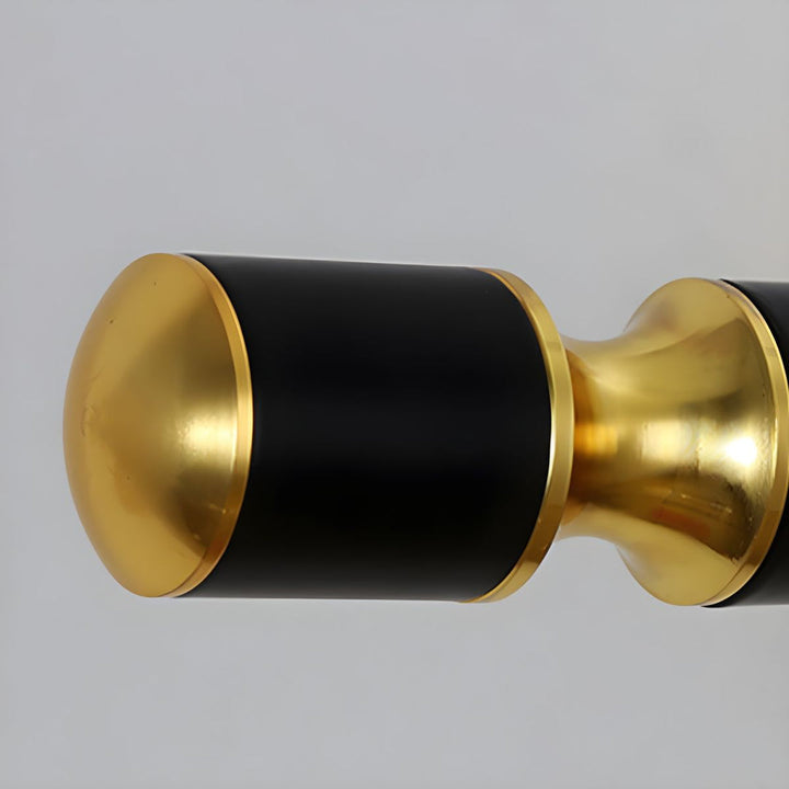 Luxuriöse goldene und schwarze Spiegelleuchte, modernes Design, hochwertige Materialien.