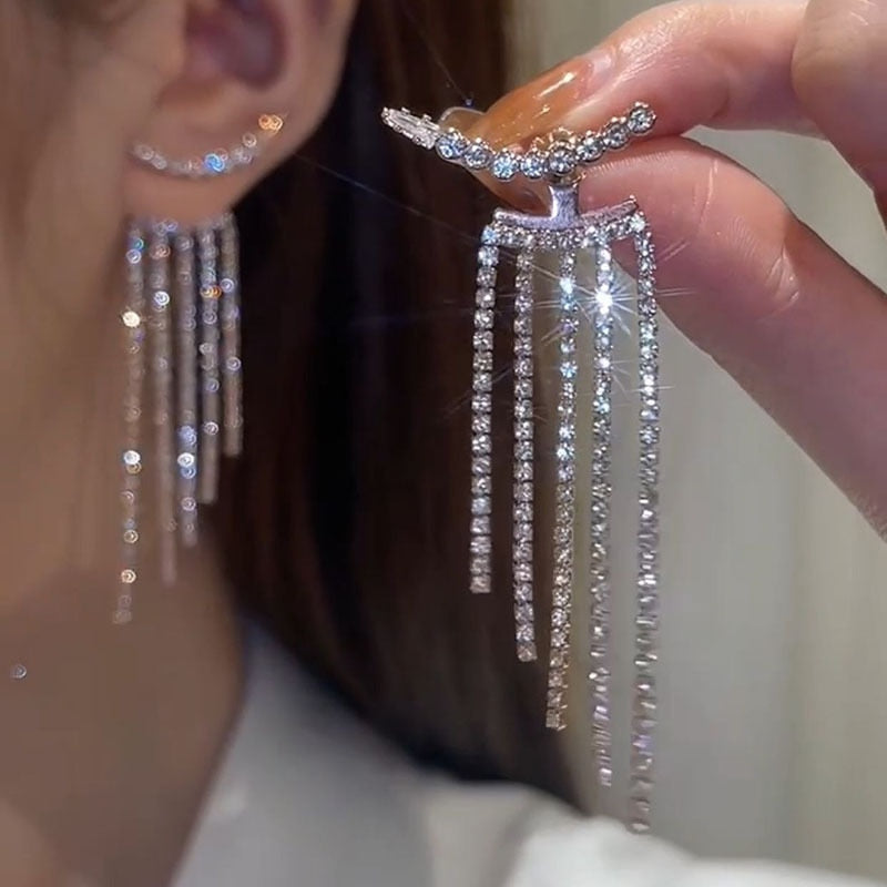 Funkelnde Diamant-Ohrringe mit langen, eleganten Strassanhängern, glamouröser Schmuck.