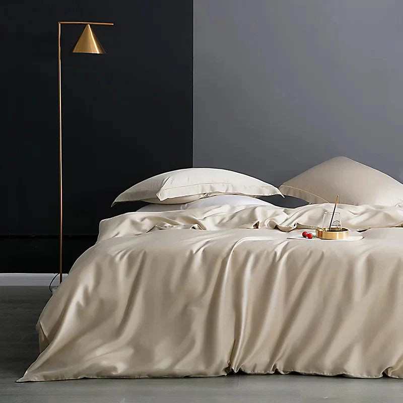 Luxuriöses cremefarbenes Bettwäsche-Set aus Seide mit Stehlampe im modernen Schlafzimmer.