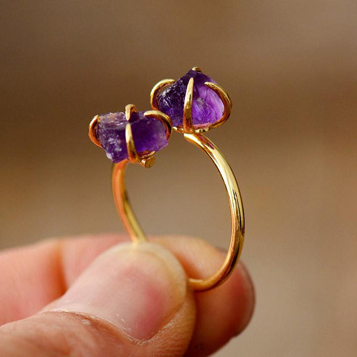 Goldener Damenring mit zwei violetten Edelsteinen, verstellbar, modernes Cocktail-Design.