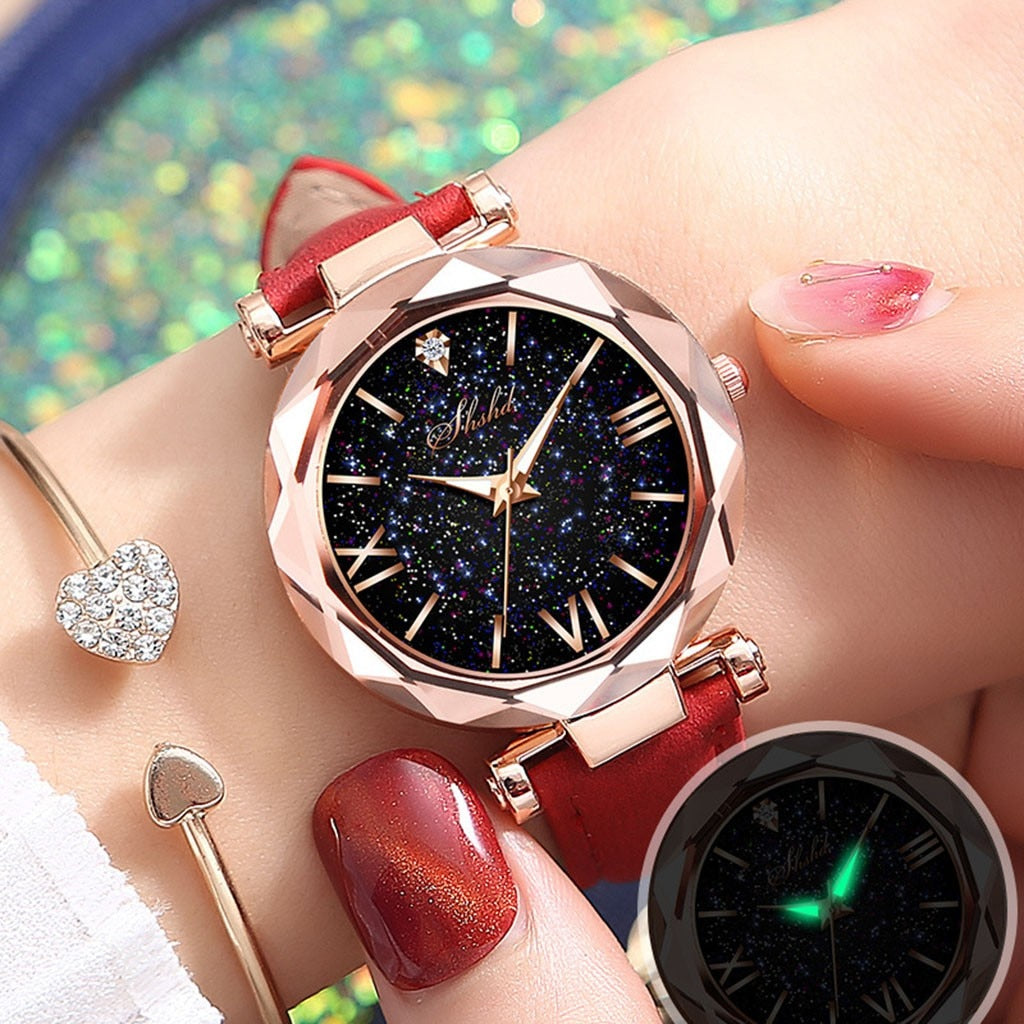 Luxus Damen Armbanduhr, rotes Lederarmband, roségoldenes Gehäuse, funkelndes Zifferblatt.