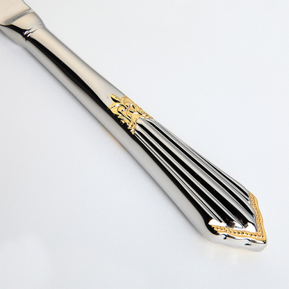 Luxuriöses Edelstahl-Besteck mit goldenen Verzierungen, elegantes Design, ideal für feine Anlässe.