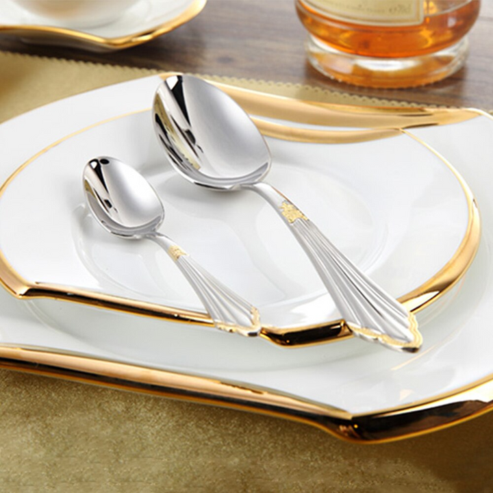 Luxuriöses 24-teiliges Besteckset aus Edelstahl, goldfarben, ideal für feine Abendessen.