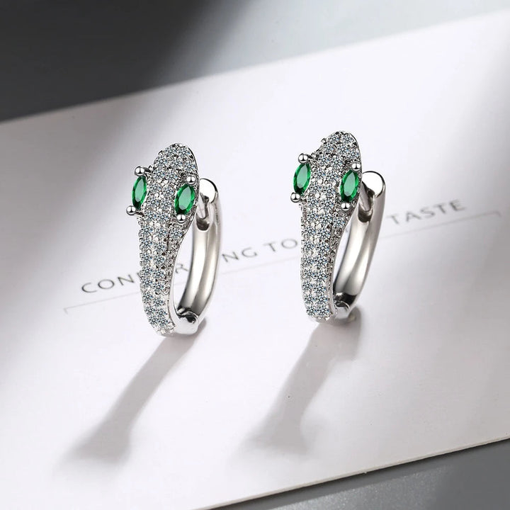 Luxuriöse U-förmige Silberohrringe mit Zirkonia-Schlangenmotiv und grünen Steinen für Damen.
