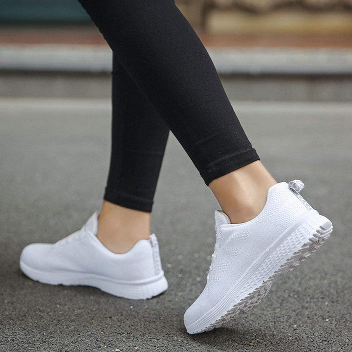 Weiße Damen-Sneaker, atmungsaktiv, rutschfest, ideal für Laufen und Freizeit, Straßenszene.