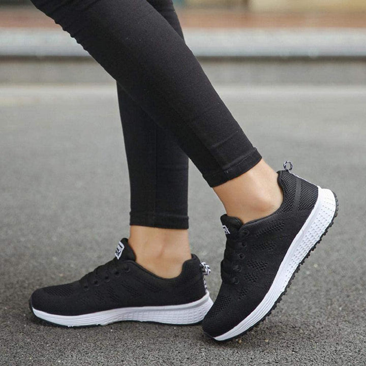 Schwarze Damen-Sneaker, atmungsaktiv, bequem, mit weißer Sohle, ideal für Freizeit und Sport.