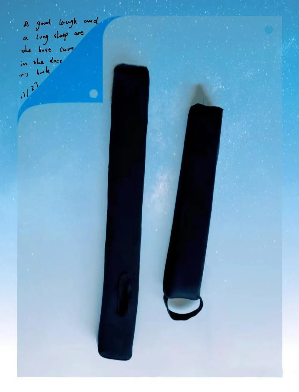 Zwei schwarze Schwerttaschen aus Stoff auf blauem Hintergrund, eine mit Tragegriff.