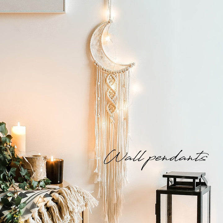 Makramee Traumfänger Mondform mit Lichtern, Boho-Dekor, beige, Wandbehang, gemütlich.