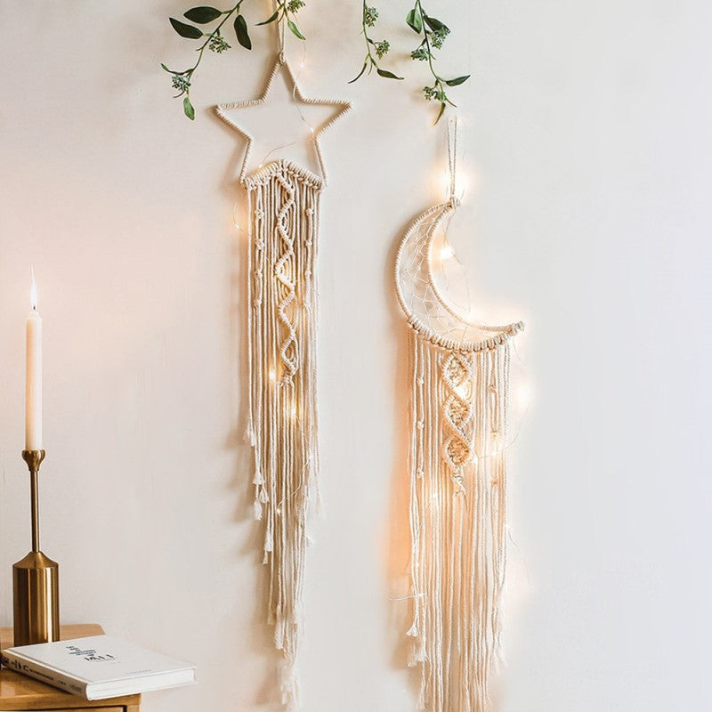 Makramee Traumfänger mit Lichtern, Stern- und Mondform, Boho-Dekor, beige Baumwolle.