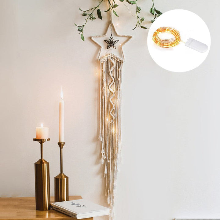 Makramee Traumfänger mit Lichtern, Sternform, Boho-Dekor, beige, Wandbehang.