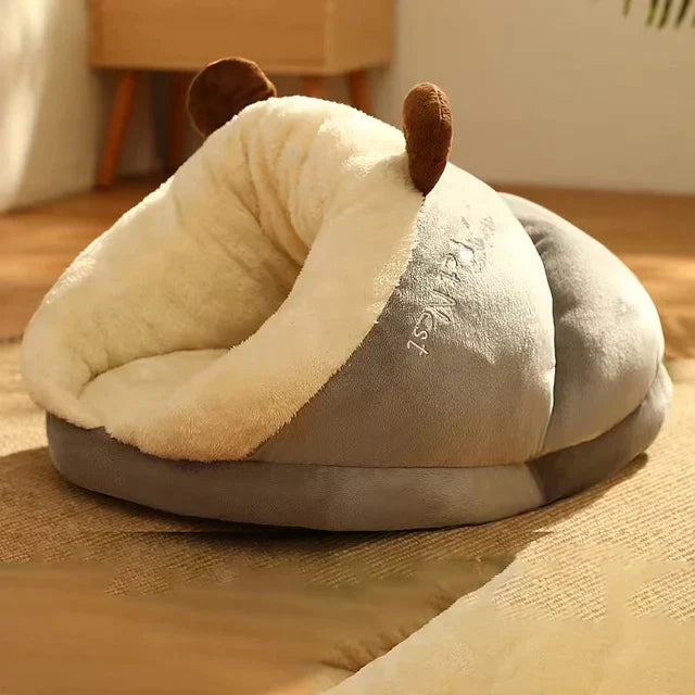 Graues, plüschiges Hundebett in Pantoffelform, atmungsaktiv, waschbar, für kleine Haustiere.
