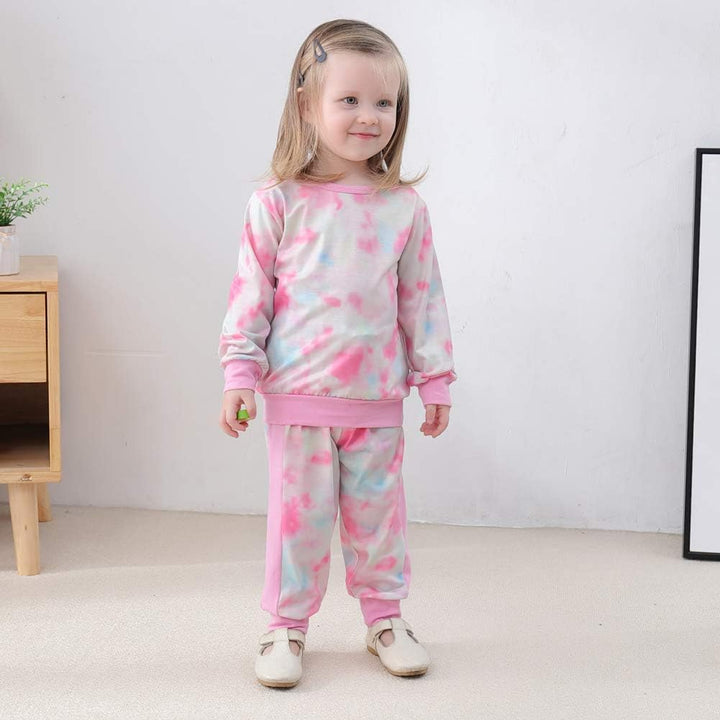 Mädchen in rosa Batik-Sweatshirt und Hose, Kinderbekleidung, bequem, modisch.