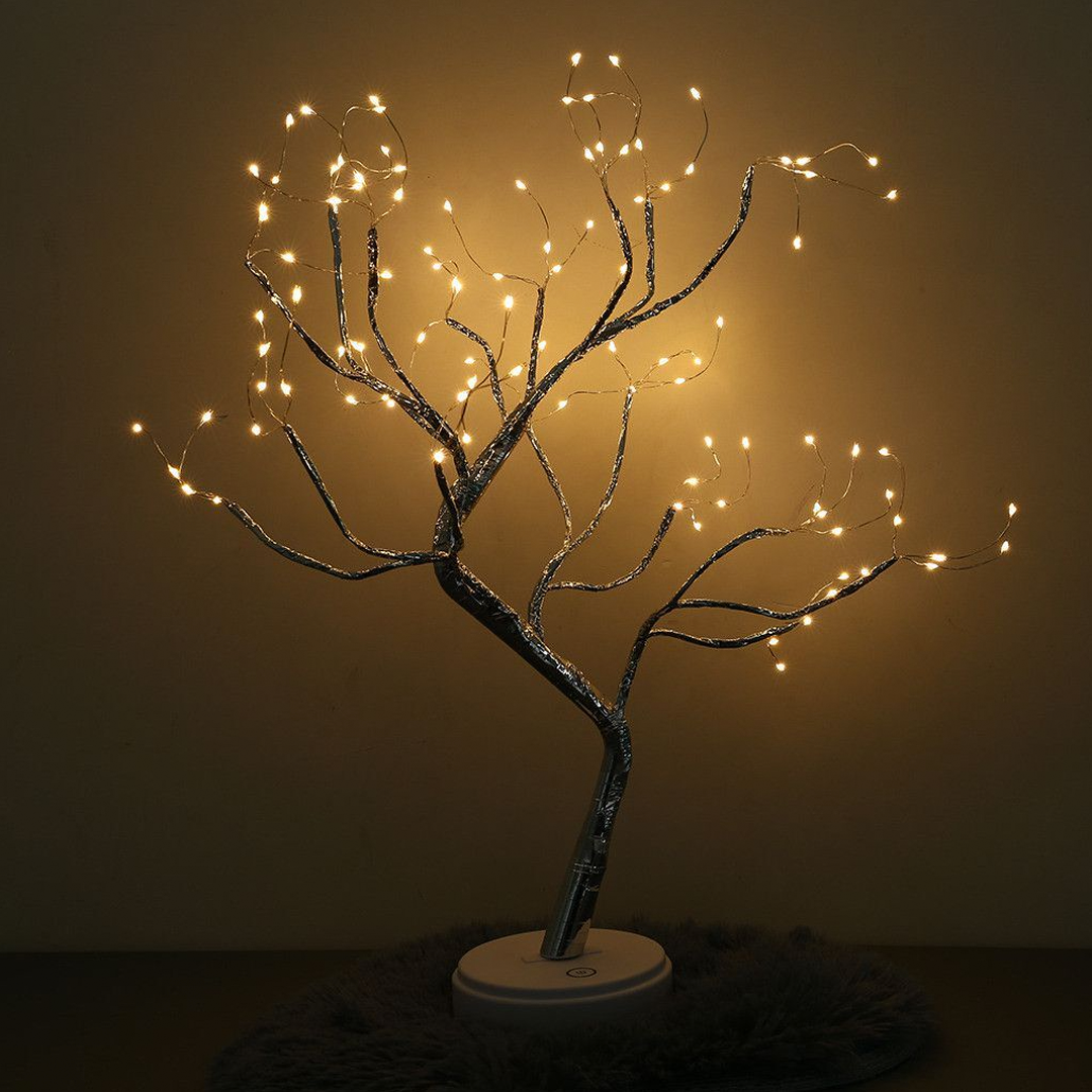 LED-Baumlampe mit warmweißen Lichtern, dekorativ, für Wohnzimmer, batteriebetrieben.