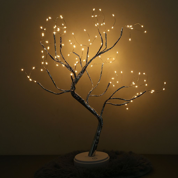 LED-Baumlampe mit warmweißen Lichtern, dekorativ, für Wohnzimmer, batteriebetrieben.