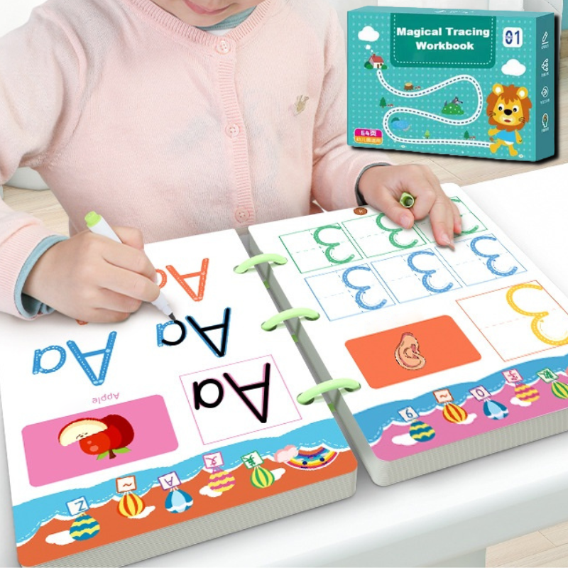 Kindergarten-Kind schreibt im magischen Nachzeichnungs-Arbeitsbuch, pädagogisches Lernspielzeug.