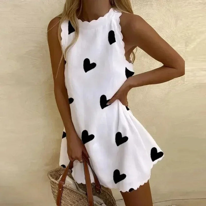 Weiße ärmellose Sommerkleid mit schwarzen Herzmustern, Damenmode, Freizeitkleidung.