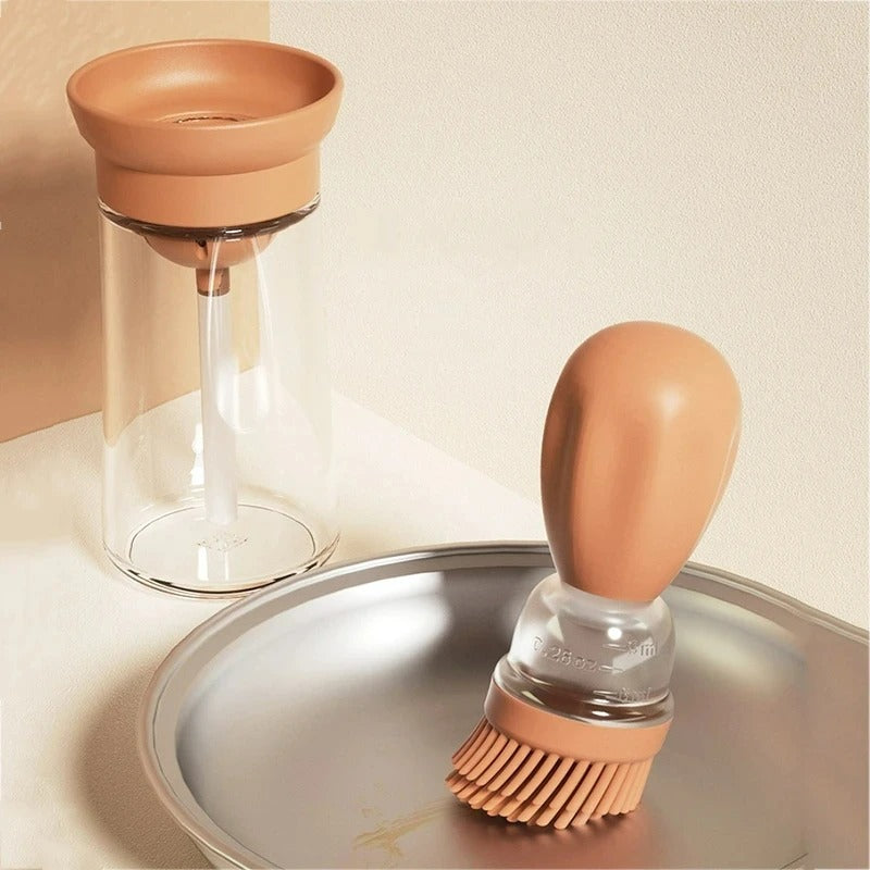 Beige Silikon-Ölspender und Backpinsel-Set auf Metalltablett, Küchenzubehör.