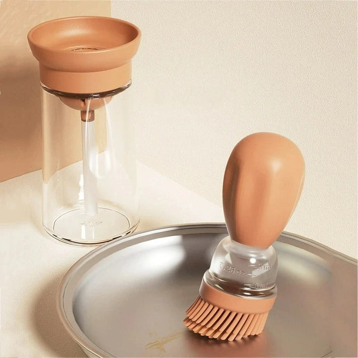 Beige Silikon-Ölspender und Backpinsel-Set auf Metalltablett, Küchenzubehör.