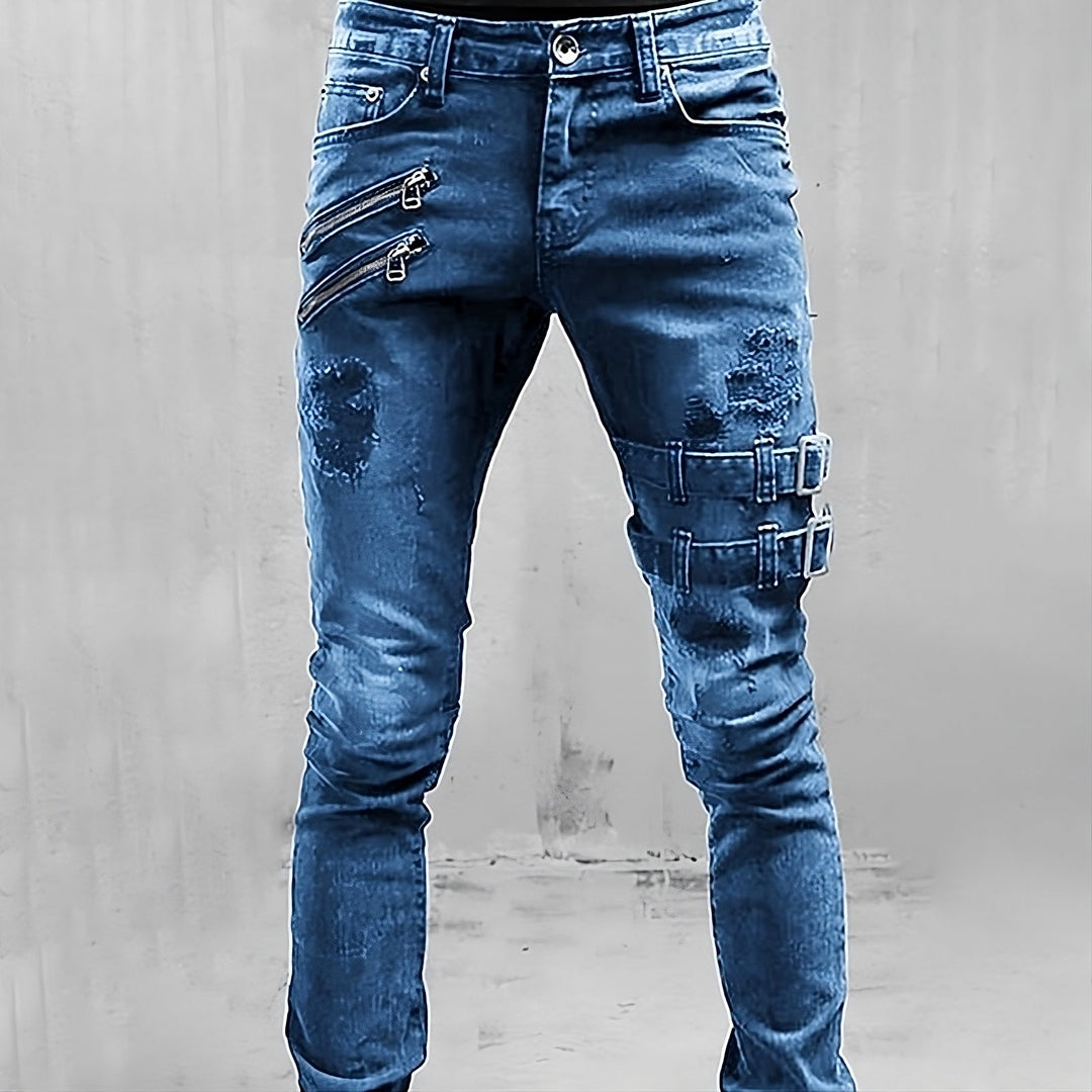 Blaue Jeans mit Reißverschlüssen und Schnallen, modisch, Herrenmode, urbaner Stil.