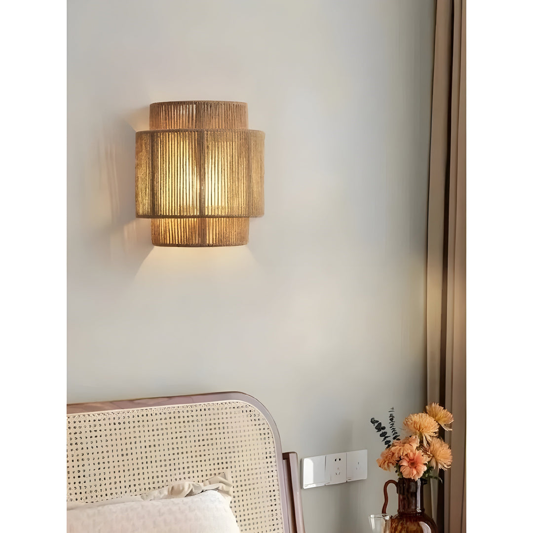 Moderne Wandleuchte aus Holz im Schlafzimmer, warmes Licht, dekorative Beleuchtung, skandinavisch.