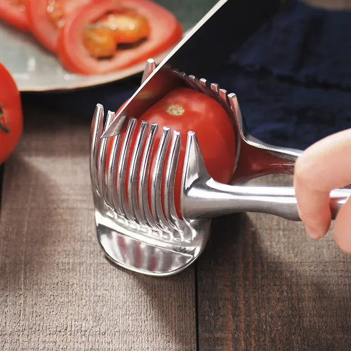 Tomatenschneider aus Edelstahl, handgehalten, schneidet Tomaten in gleichmäßige Scheiben.