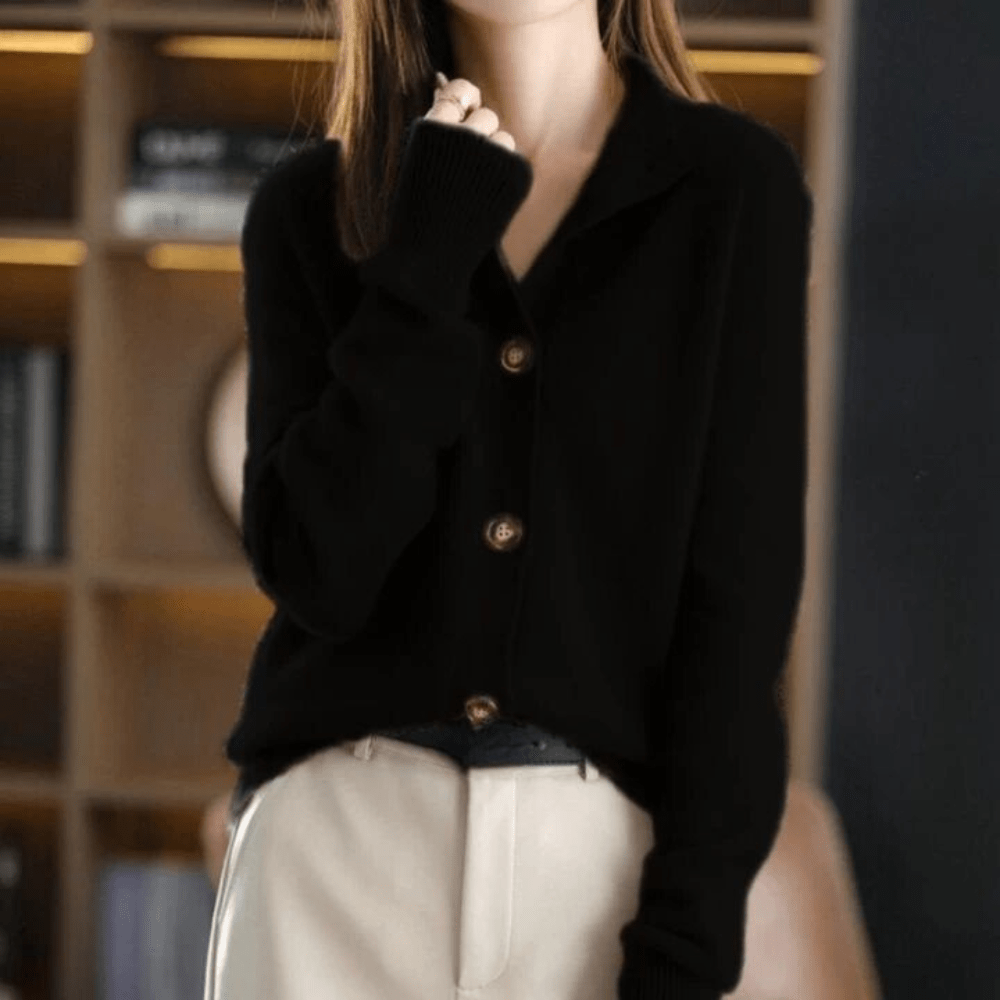 Frau trägt schwarzen Strickpullover mit Knöpfen, beige Hose, modisch, elegant, Herbstmode.
