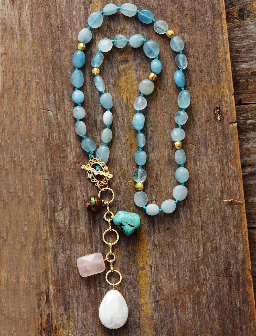 Blaue Edelstein-Halskette mit Tropfenanhänger, elegantes Design, Damenmode-Schmuck.