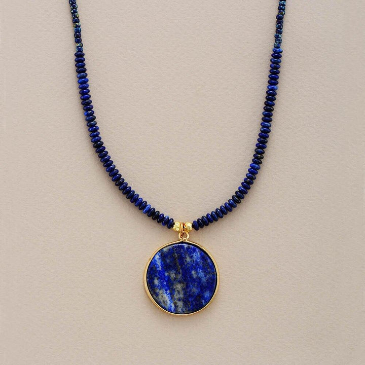 Blaue Lapis-Lazuli-Halskette, goldener Anhänger, Damen-Choker, eleganter Schmuck.