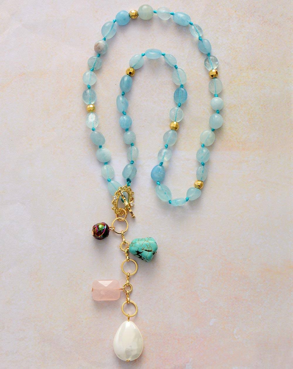 Blaue Edelstein-Halskette mit goldenen Akzenten und Anhängern, eleganter Modeschmuck.