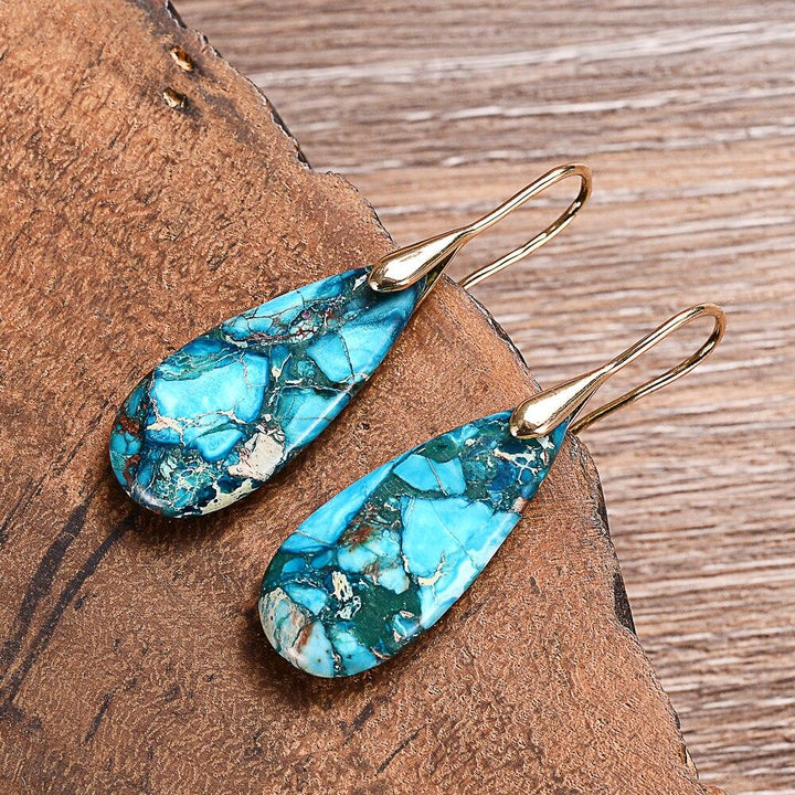 Blaue Tropfen-Ohrringe aus Naturstein mit goldenen Haken, Damen Schmuck Accessoire.