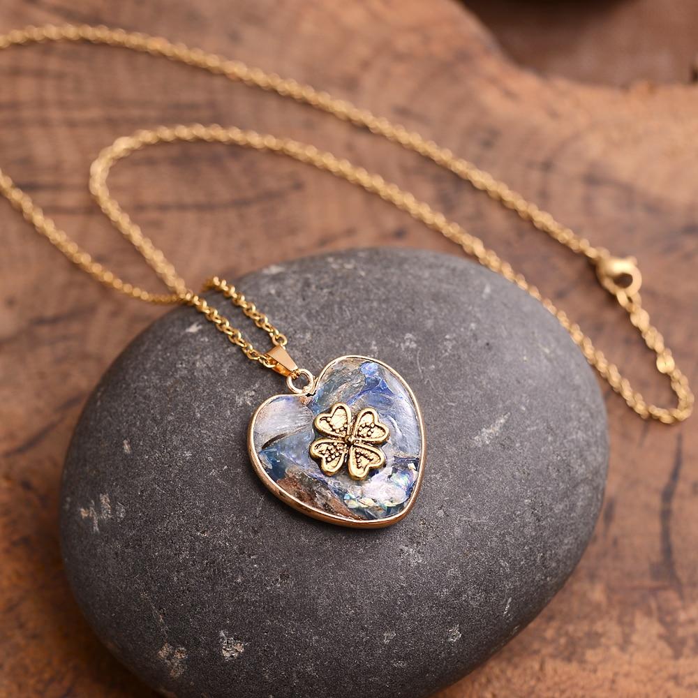 Goldene Herzanhänger-Halskette mit Klee-Design auf Stein, Damen-Schmuck, Geschenkidee.