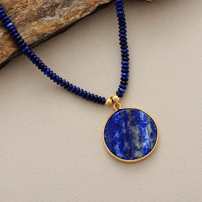 Blaue Lapis-Lazuli-Halskette, runder Anhänger, goldener Rand, Damen-Schmuck, modisch.