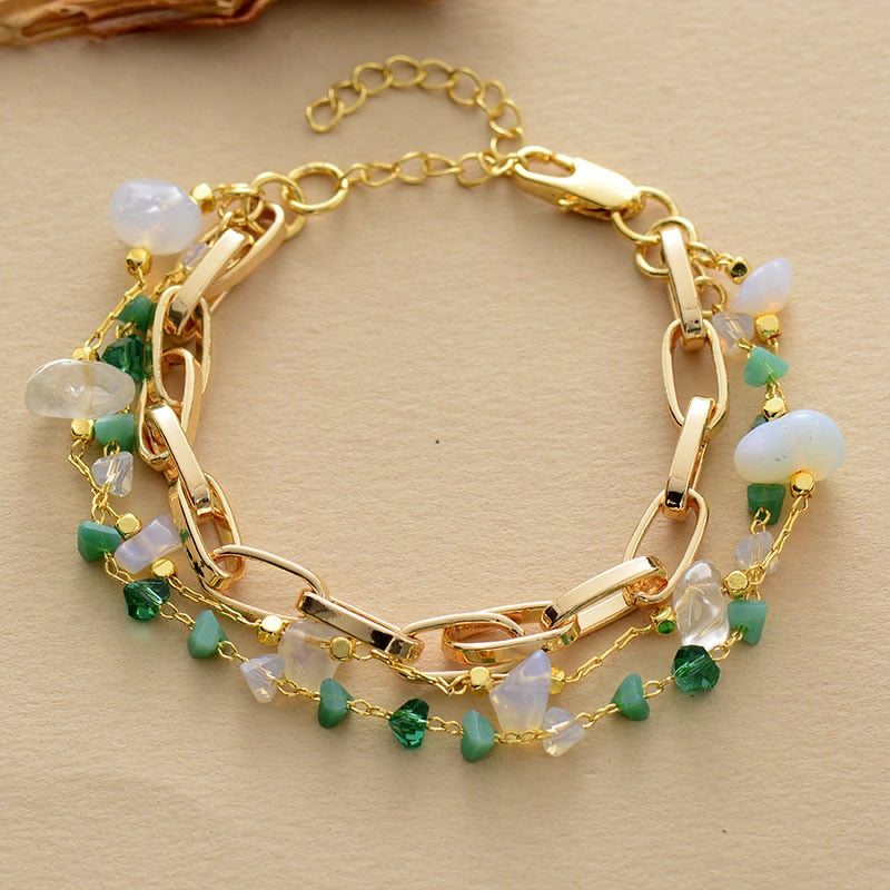 Goldene Kettenarmbänder mit grünen und weißen Edelsteinen, Damen- und Herrenschmuck.