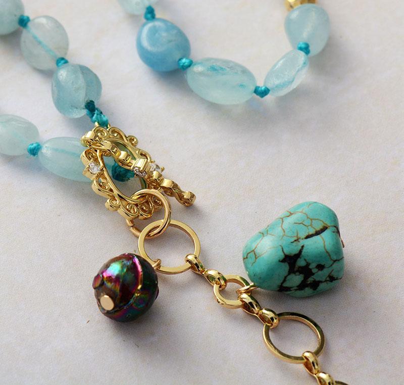 Luxus-Halskette mit türkisfarbenen Steinen, goldener Kette und Anhänger, eleganter Schmuck.