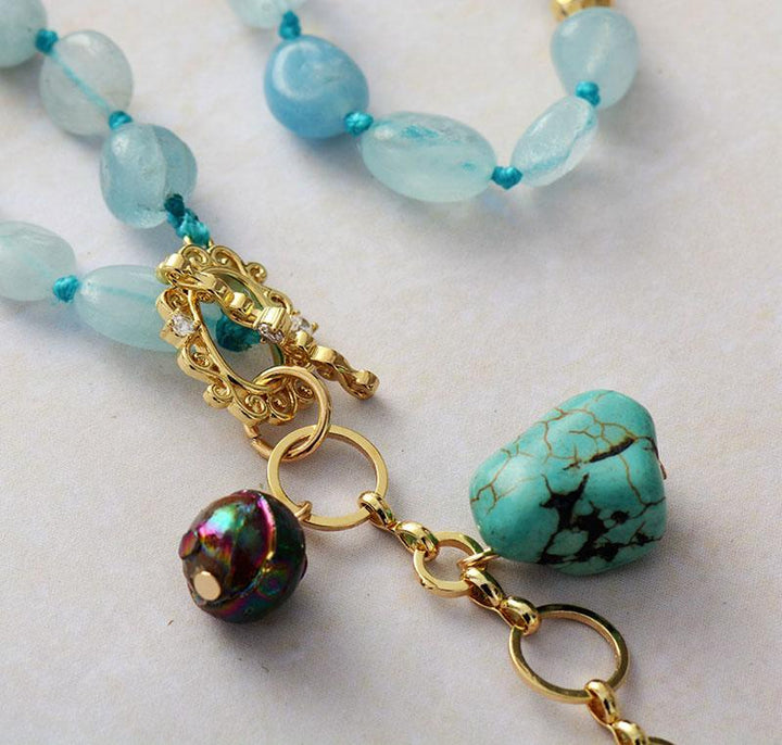 Luxus-Halskette mit türkisfarbenen Steinen, goldener Kette und Anhänger, eleganter Schmuck.