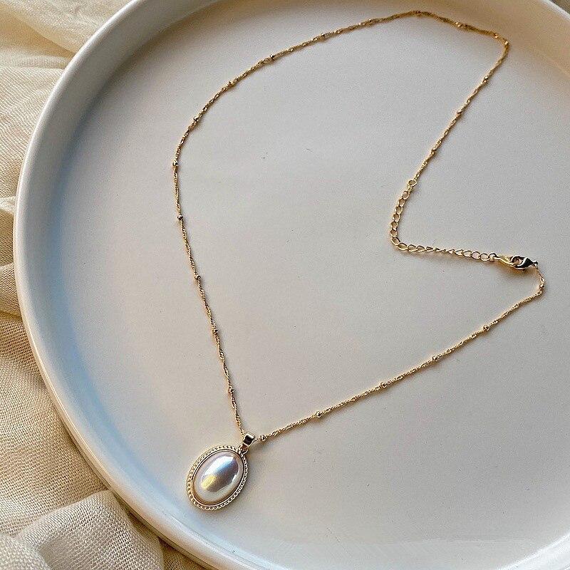 Vintage goldgefüllte Halskette mit natürlicher Perle, ovaler Anhänger, handgefertigt, elegant.