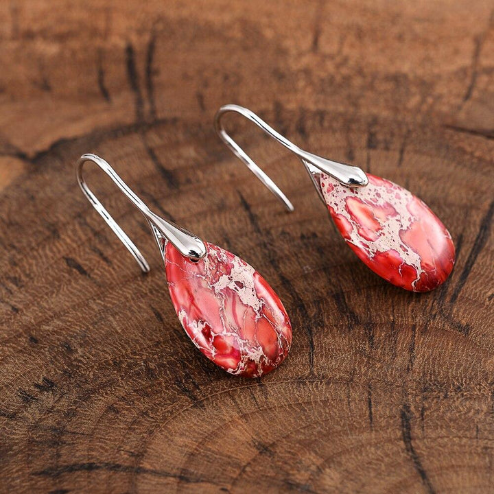 Rote Regalit-Ohrringe, Tropfenform, Silberhaken, handgefertigter Schmuck, Damenaccessoire.