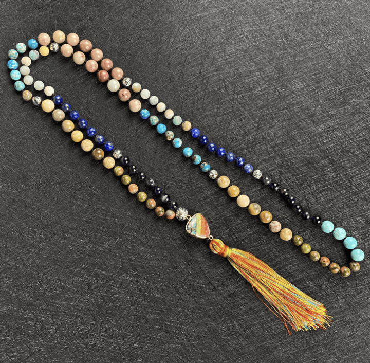 Bunte Mala-Kette, handgemacht, Boho-Stil, Natursteine, Quaste, Schmuck, Yoga, Meditation.