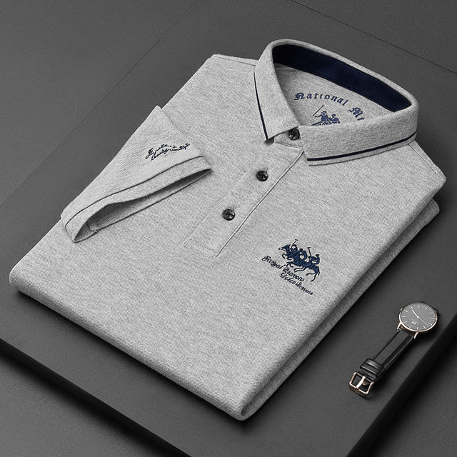 Graues Herren-Poloshirt mit Stickerei, Baumwolle, gefaltet, elegantes Design, Modeaccessoire.